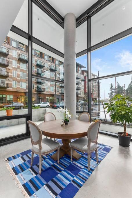 Airy And Open Corner Loft - 92 Walkscore Редмонд Экстерьер фото