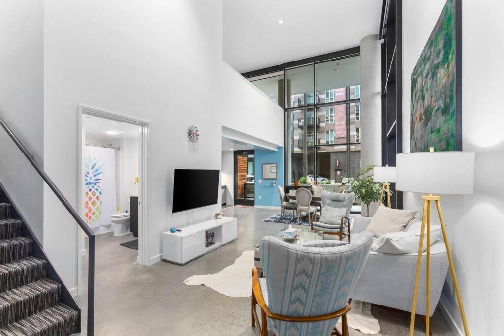 Airy And Open Corner Loft - 92 Walkscore Редмонд Экстерьер фото