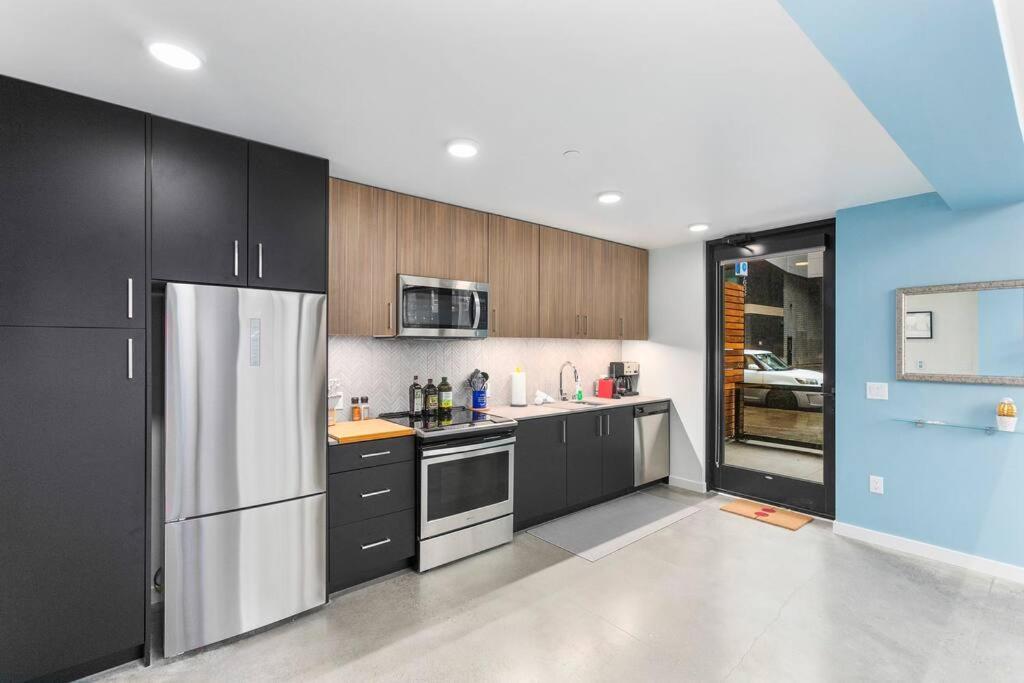 Airy And Open Corner Loft - 92 Walkscore Редмонд Экстерьер фото